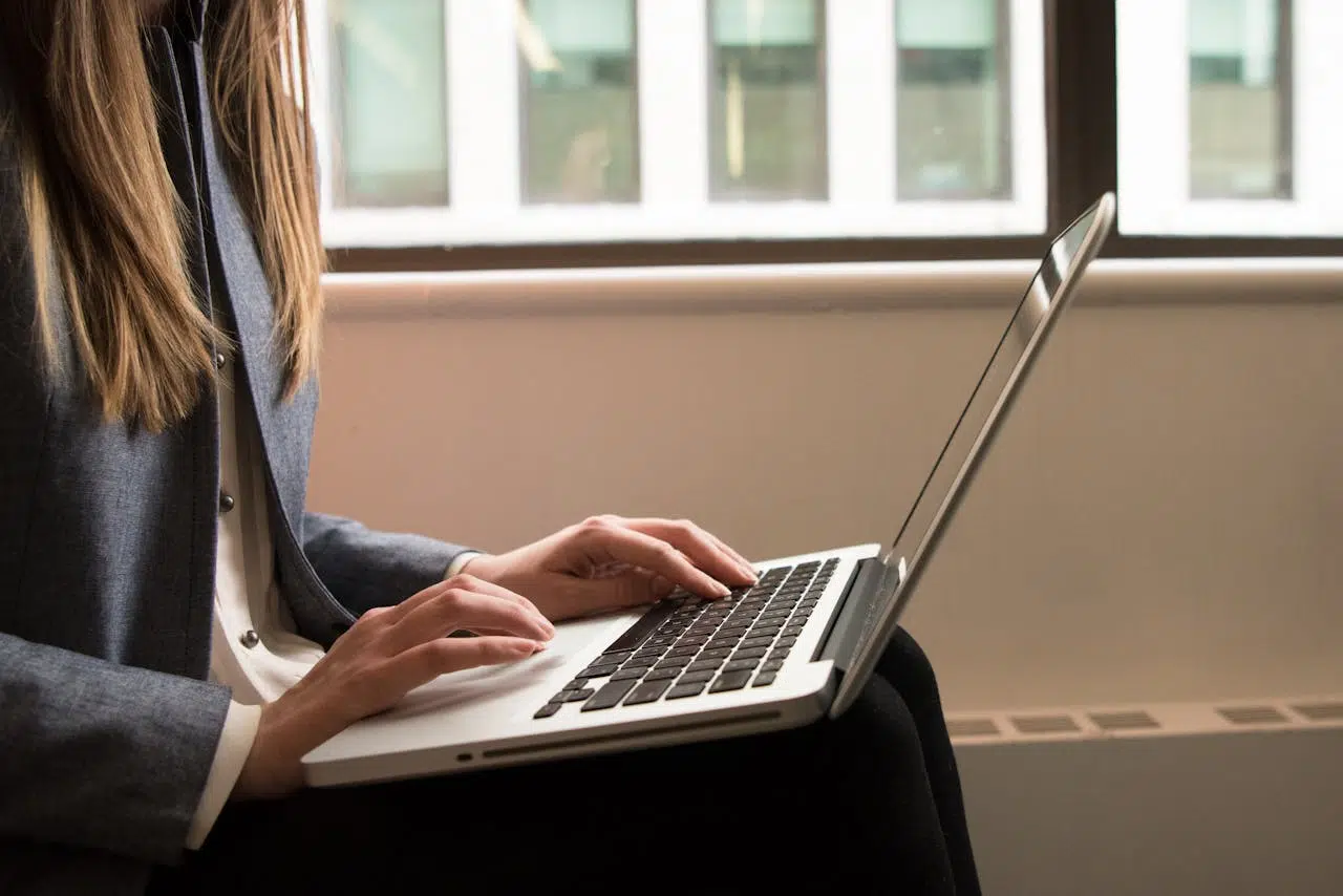 Konzentriertes Arbeiten am Laptop.